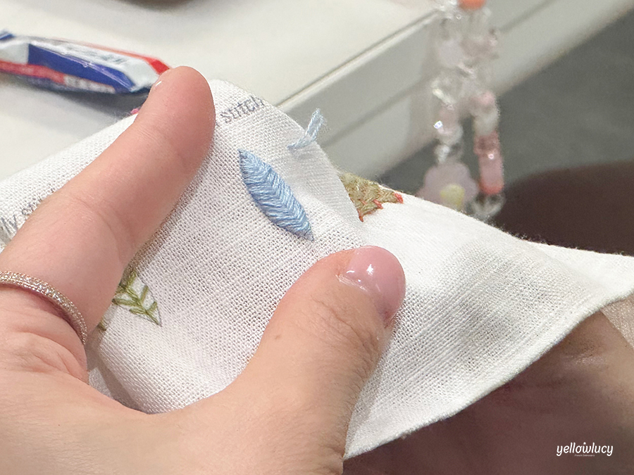 피쉬본 스티치를 수놓고 있는 수강생