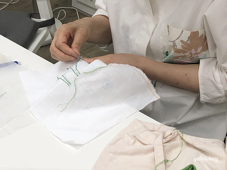 채소자수를 수놓고 있는 프랑스자수 수강생