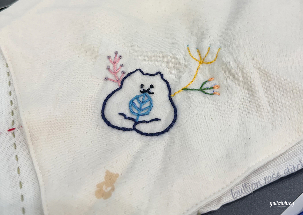 신생아를 위해 선물할 프랑스자수 턱받이